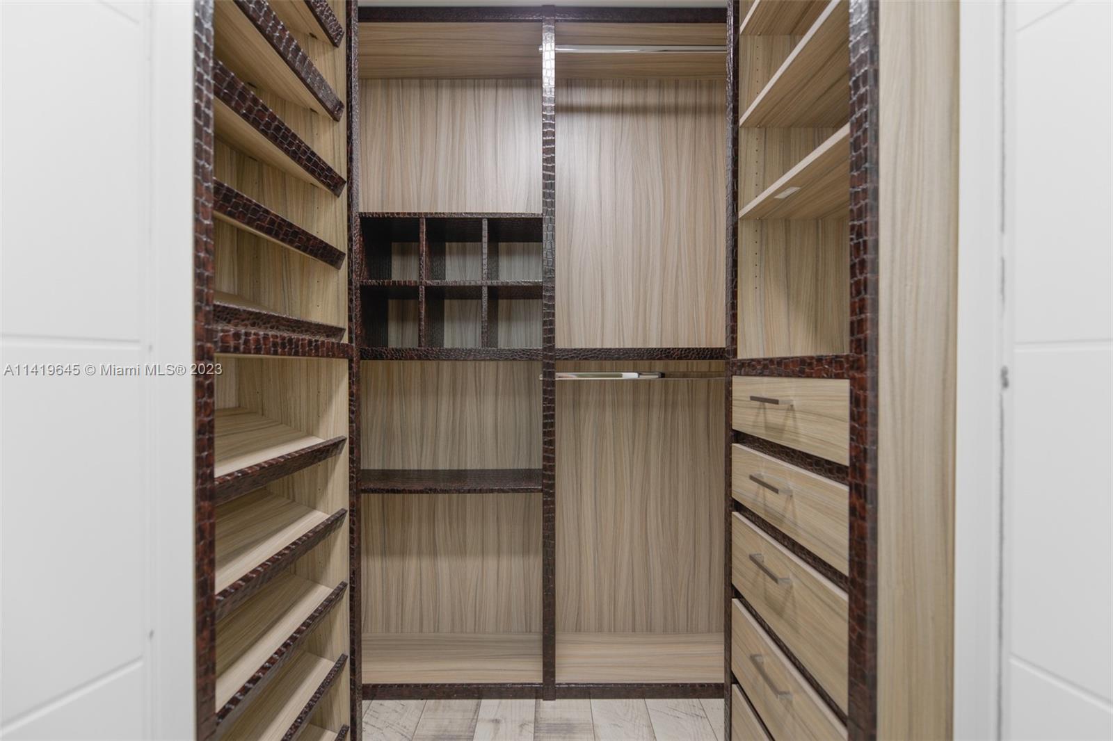 GOLDEN BEACH SEC E - Residential