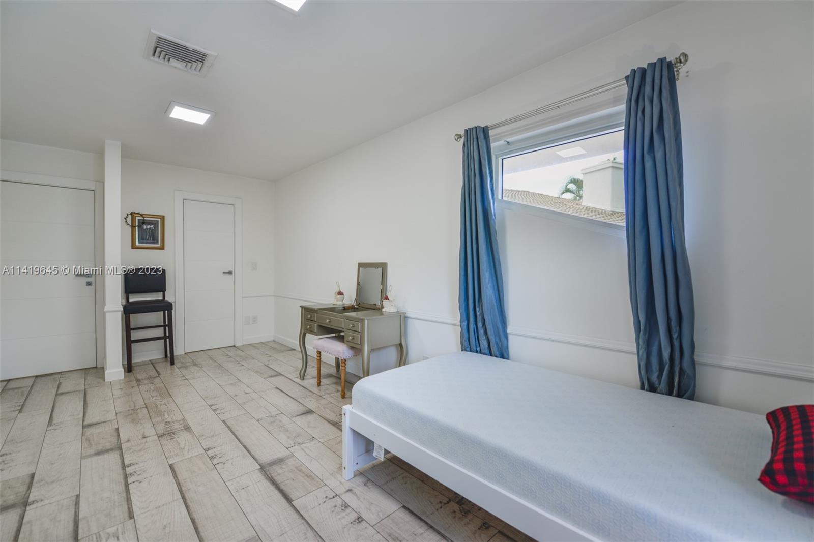 GOLDEN BEACH SEC E - Residential