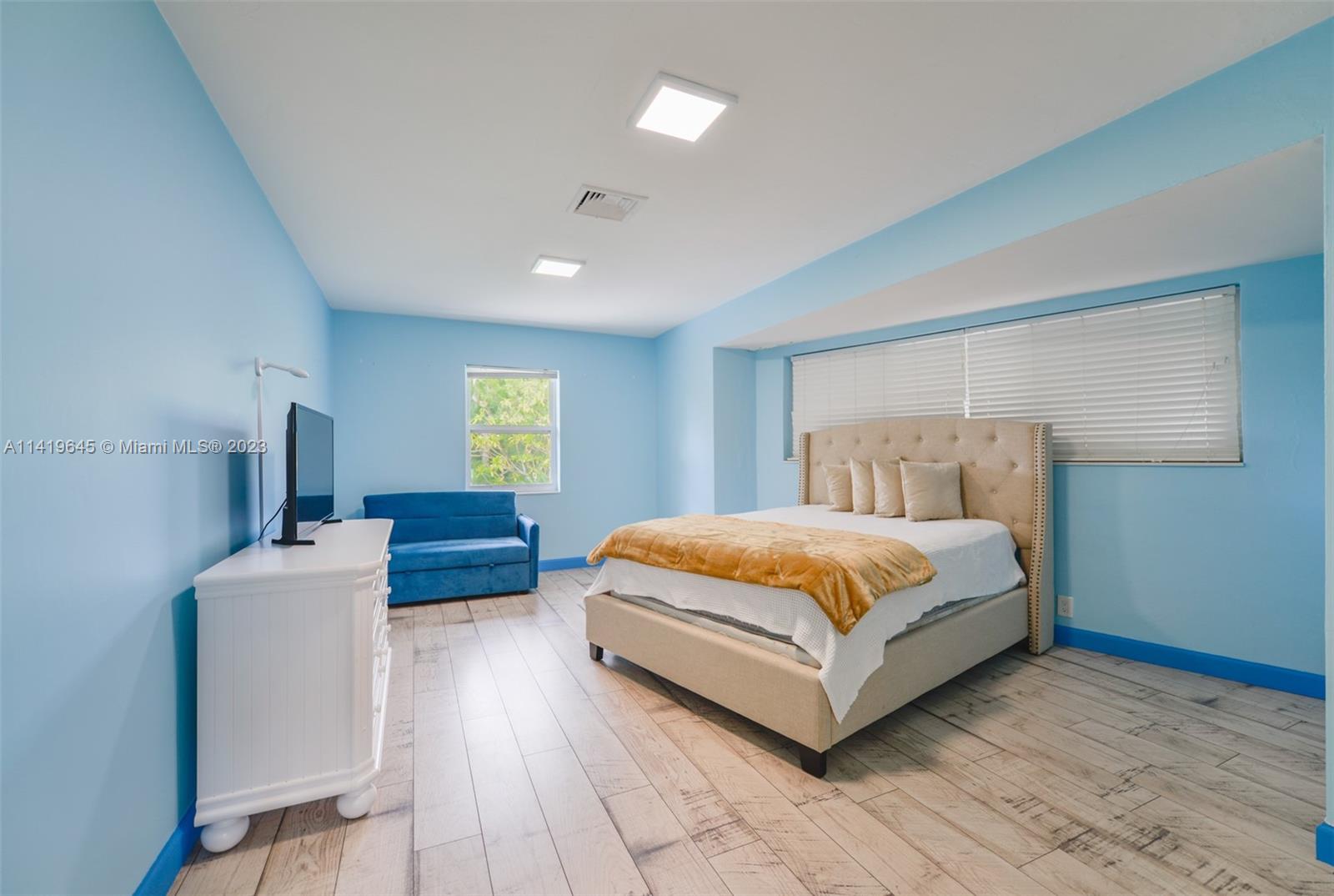 GOLDEN BEACH SEC E - Residential