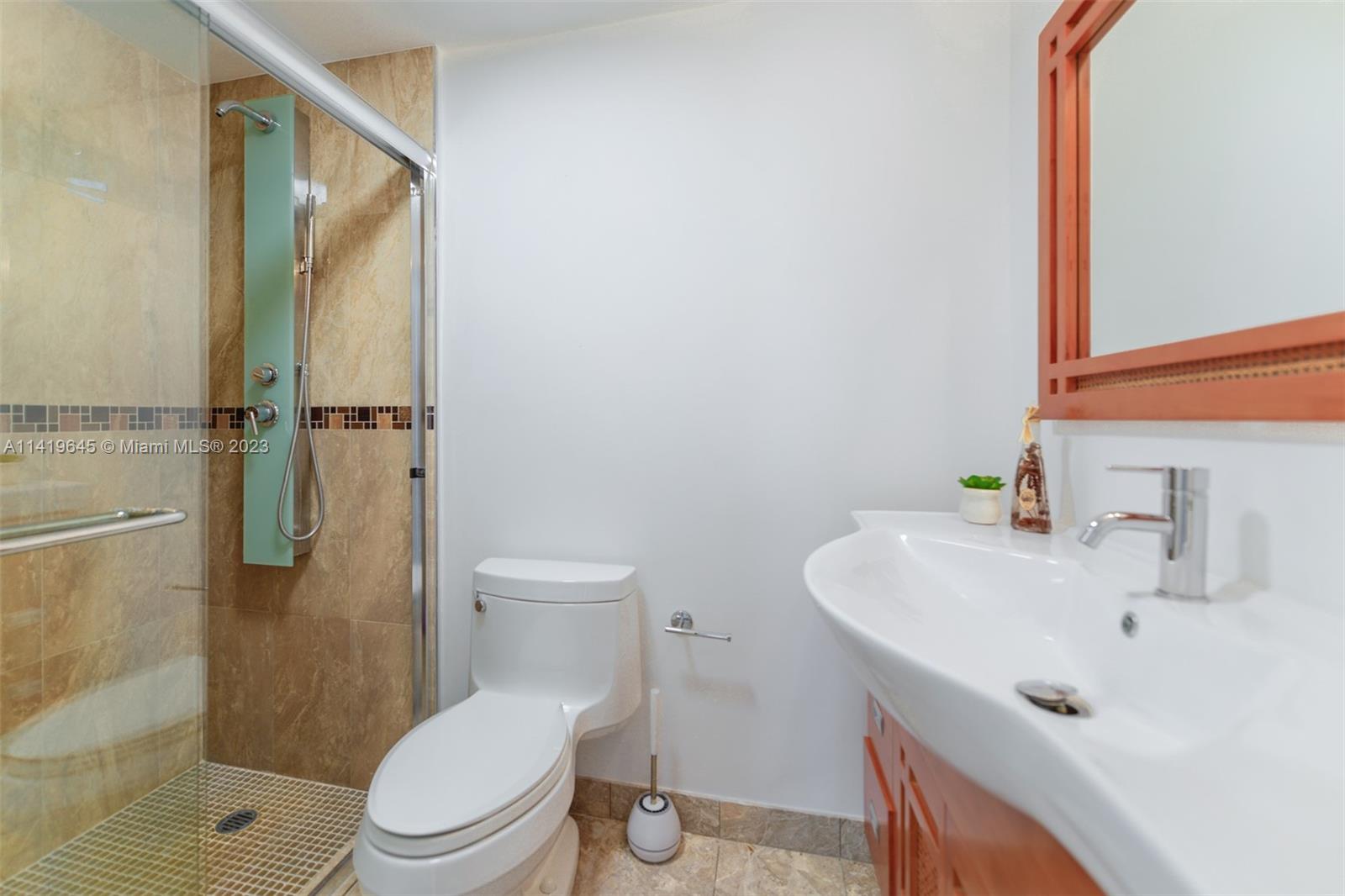 GOLDEN BEACH SEC E - Residential