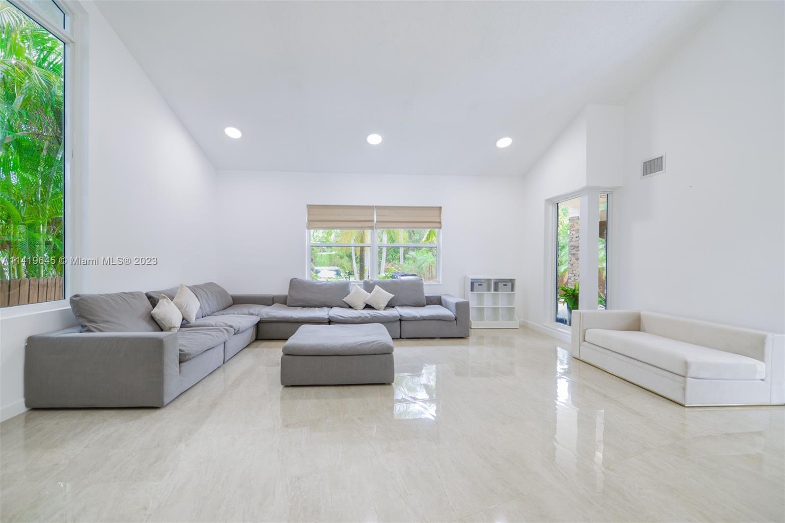 GOLDEN BEACH SEC E - Residential