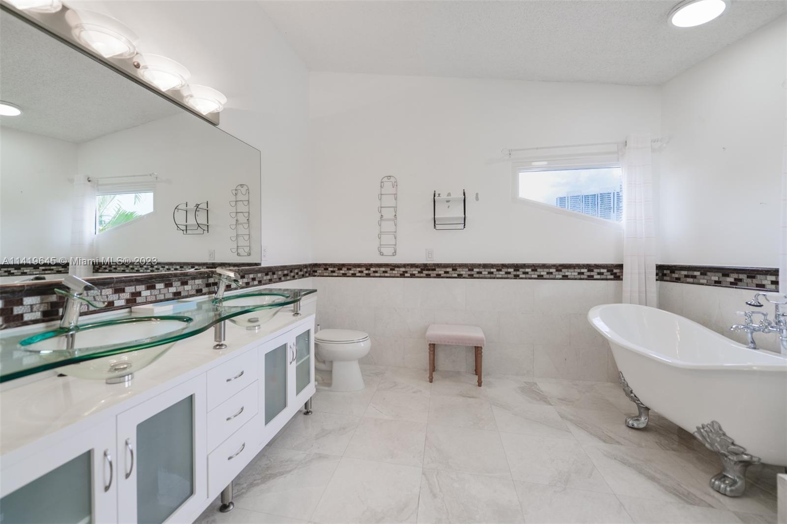 GOLDEN BEACH SEC E - Residential