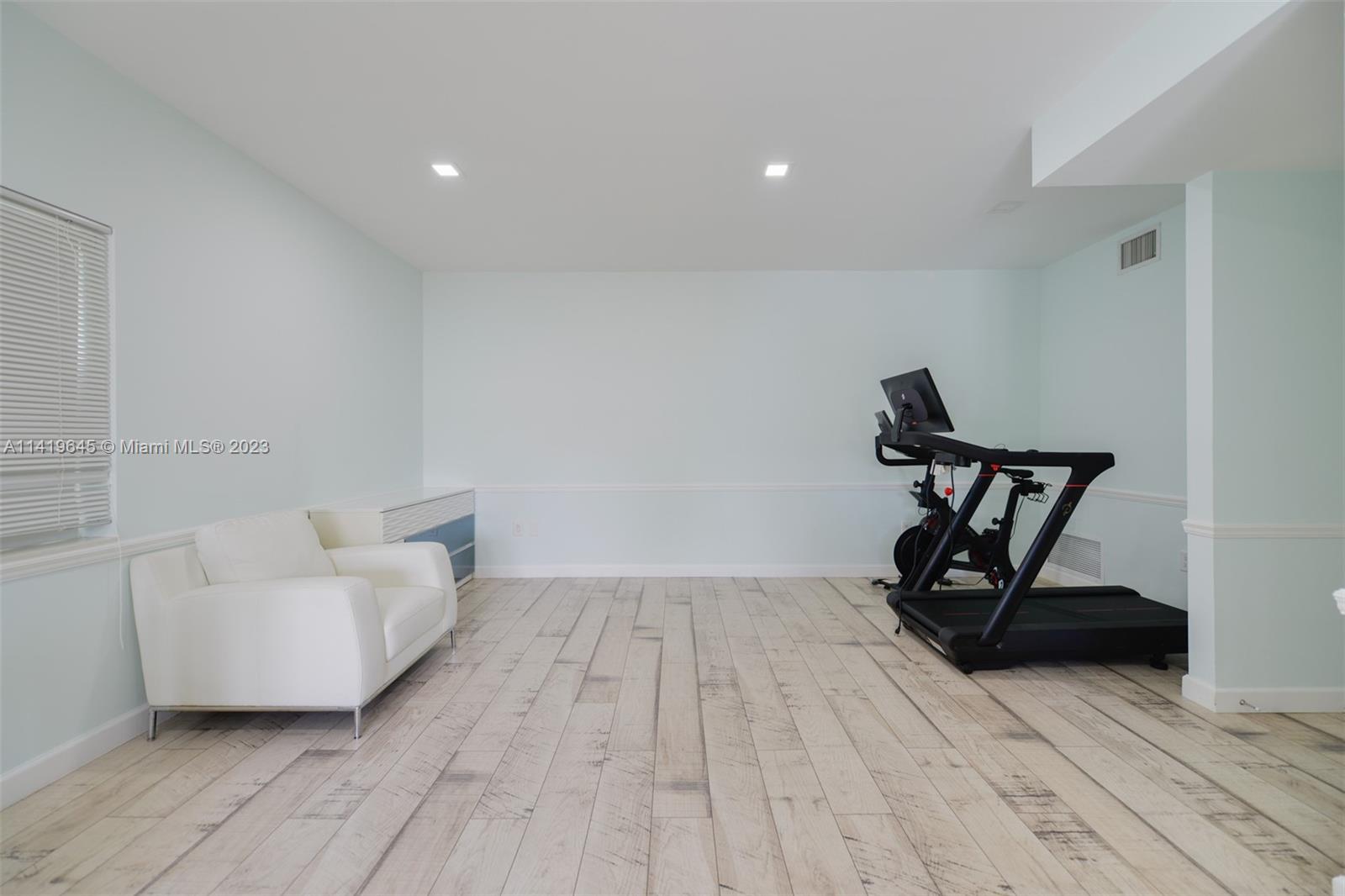 GOLDEN BEACH SEC E - Residential