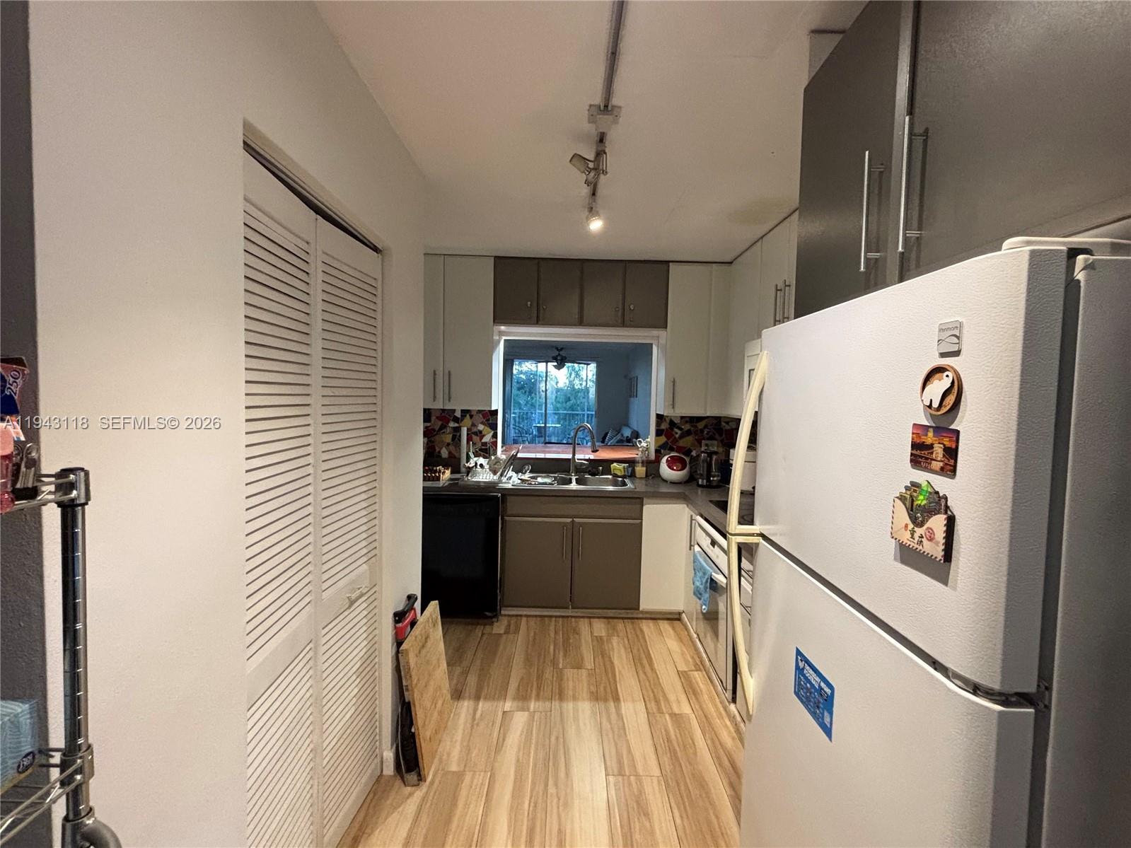 EASTERN SHORES WHITE HOUS - Residential