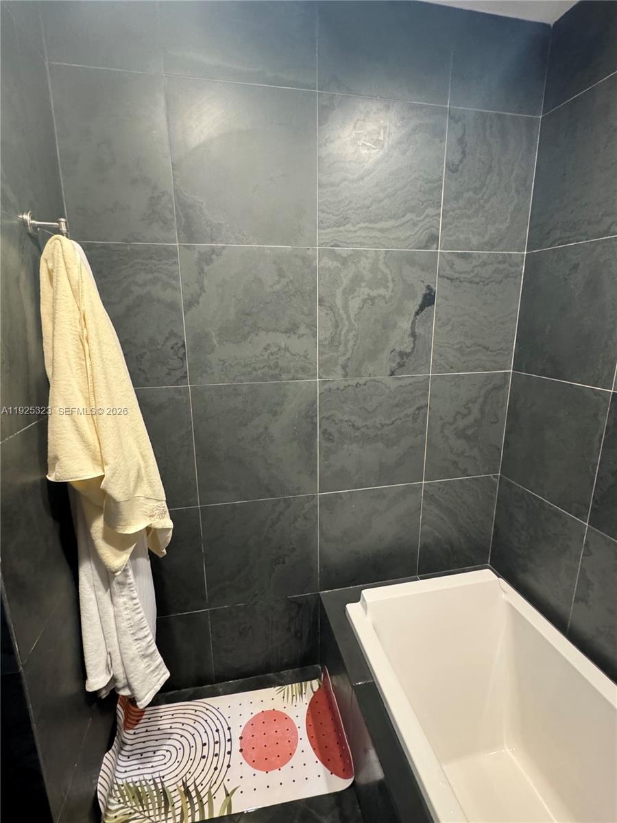 900 BISCAYNE BAY CONDO - Residential Lease