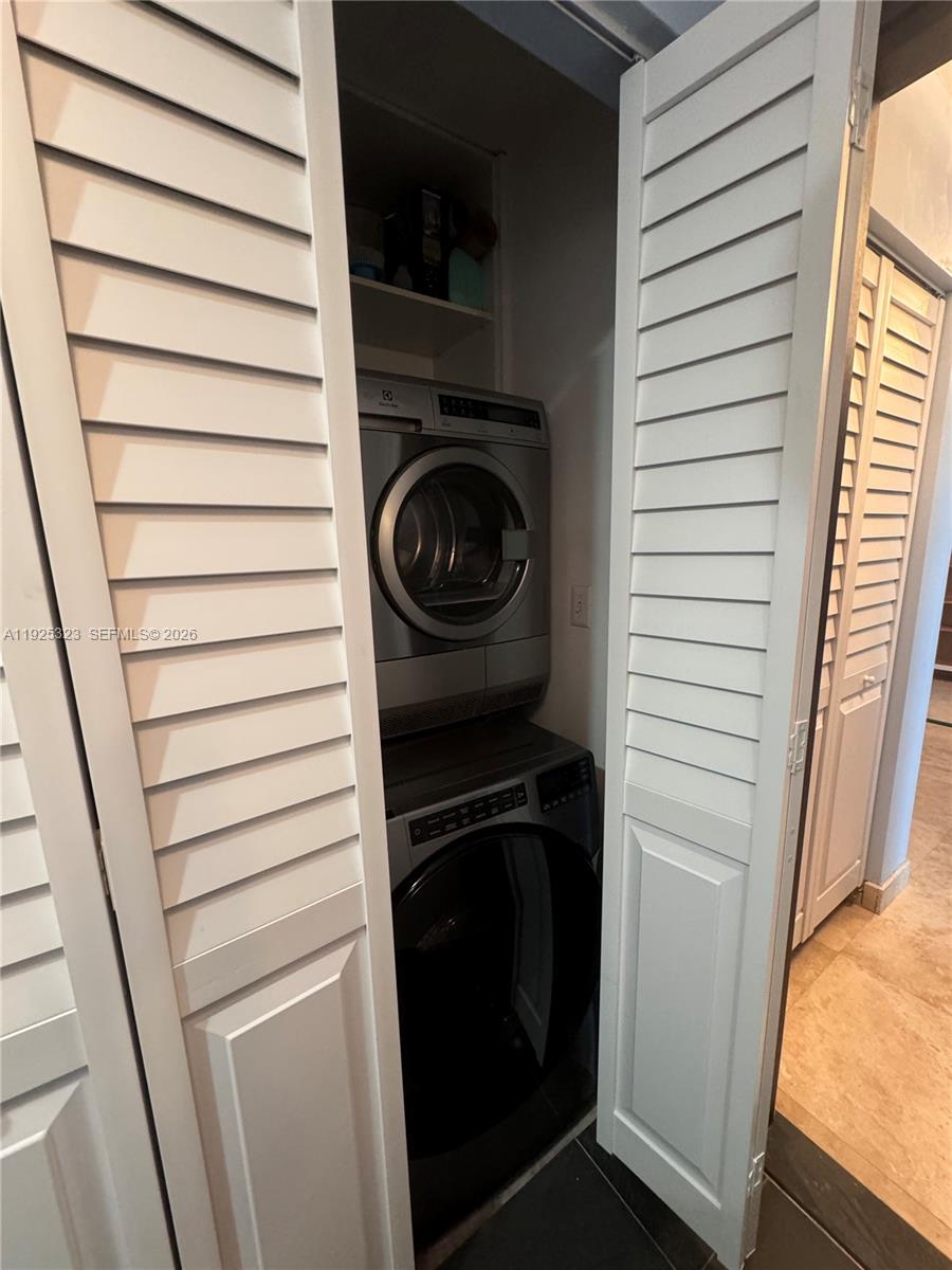 900 BISCAYNE BAY CONDO - Residential Lease