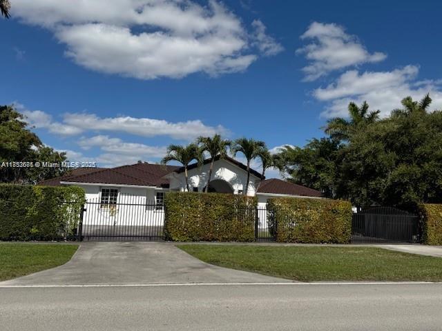 Beautiful single-family home for rent in a highly desirable community and great location. This home features 5 bedrooms and 4 bathrooms, a spacious lot with a heated saltwater pool, barbecue area, and pergola, perfect for family living. Fully furnished, if desired by the tenant. The property also includes a complete efficiency unit with a private entrance, which can be rented separately for $1,300 per month. For showings, please call the listing agent. Don’t miss this fantastic opportunity!