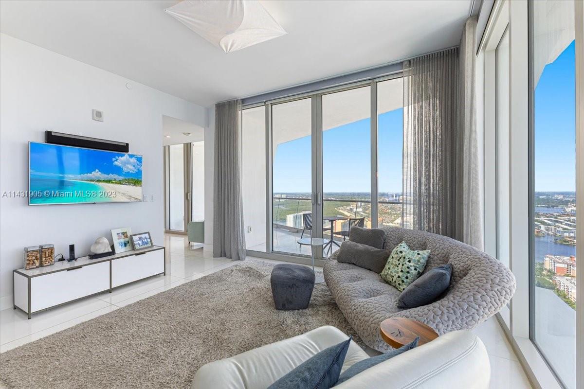 JADE SIGNATURE CONDO - Residential