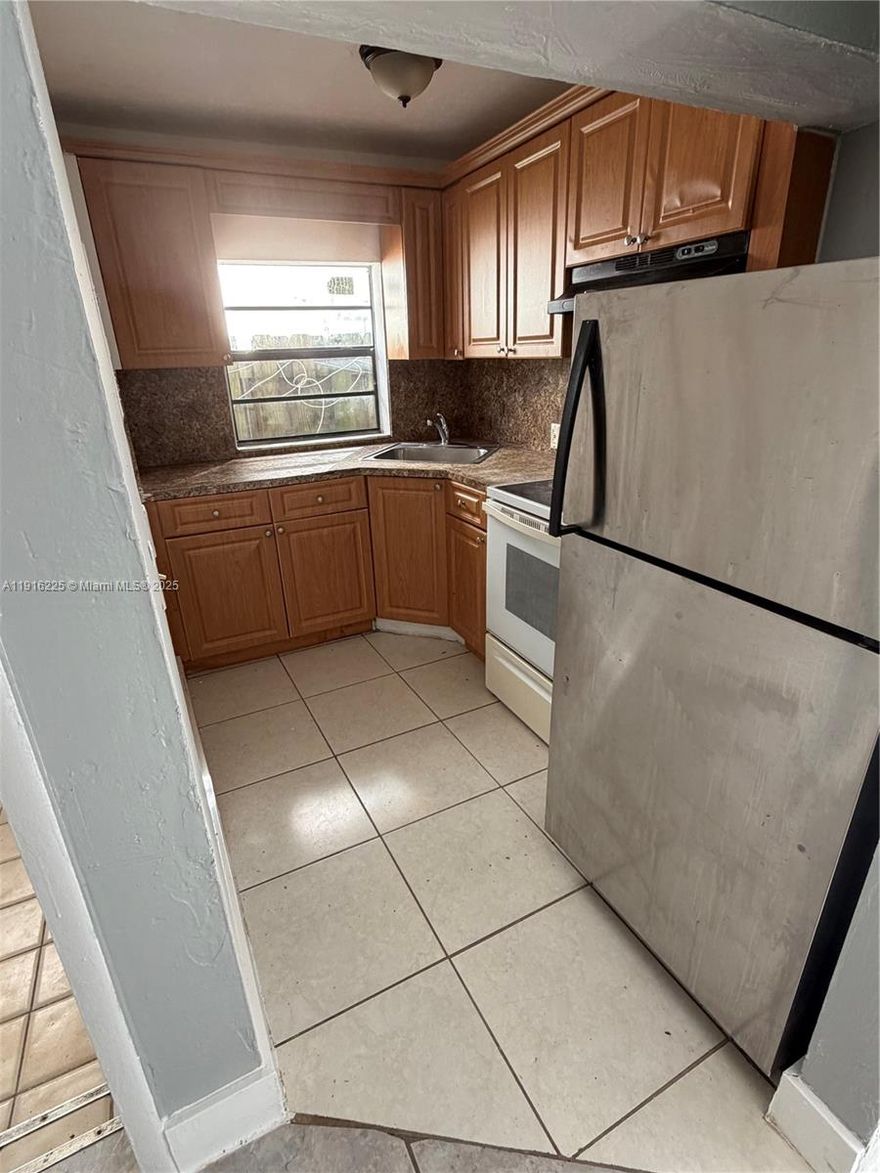 RECENTLY UPDATED APARTMENT IN THE HEART OF FORT LAUDERDALE NEAR SHOPS, BUSINESSES AND MORE. COME SEE TODAY.