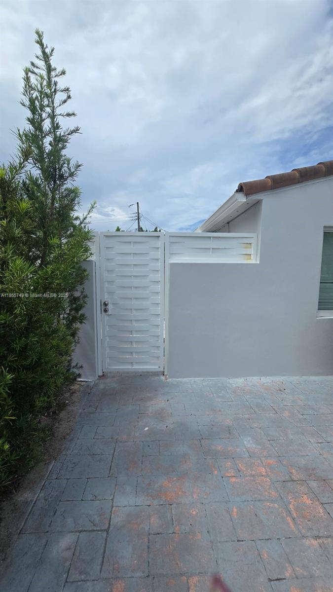 Comfortable Efficiency in a central location. 2 parking spaces. It includes a gas kitchen, a microwave, and a refrigerator. Water, Electricity, and Internet included. Only 1st Month & One Month's Security Deposit to move in. Centrally located near major highways, supermarkets, and shopping centers.
