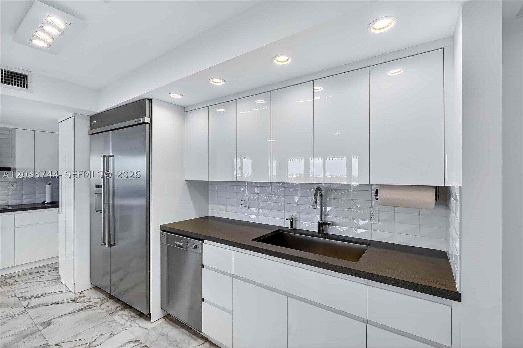 2 Grove Isle Dr B1210