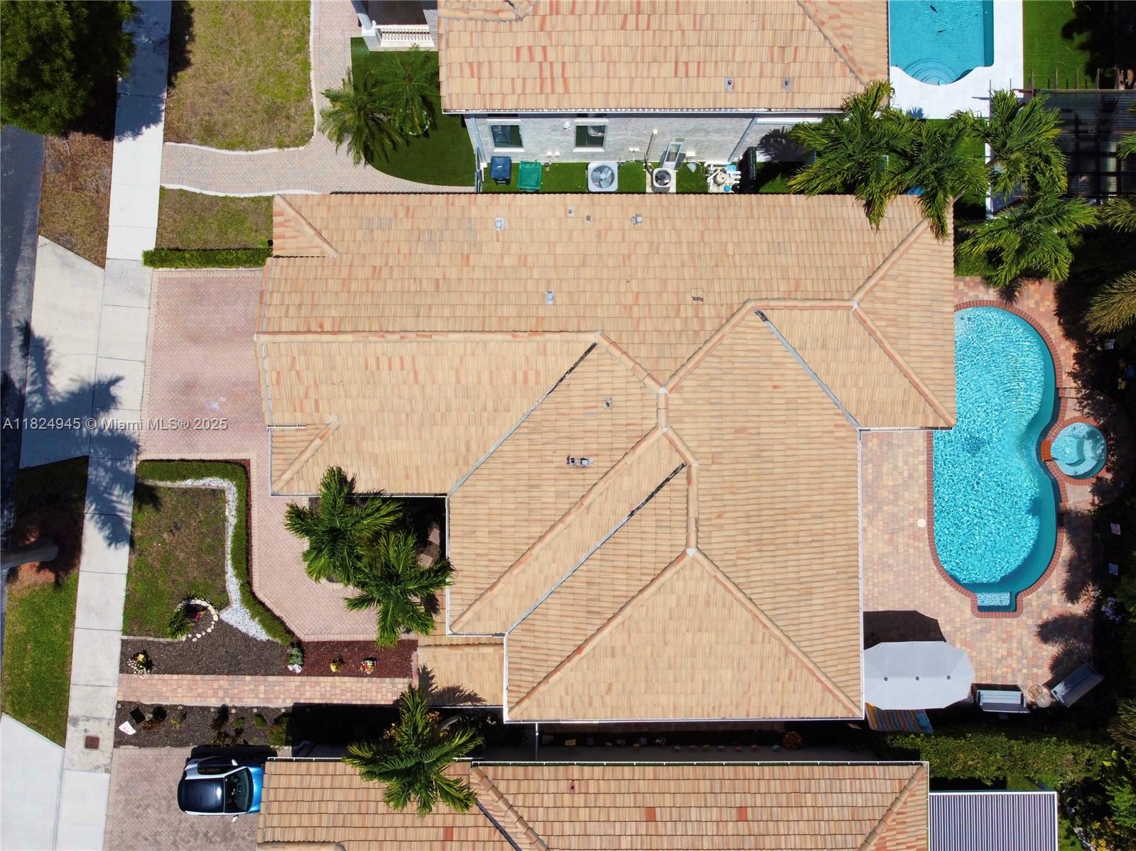 11360 NW 48th Ter, Doral, FL, 33178/$950,000 2 11360 NW 48th Ter