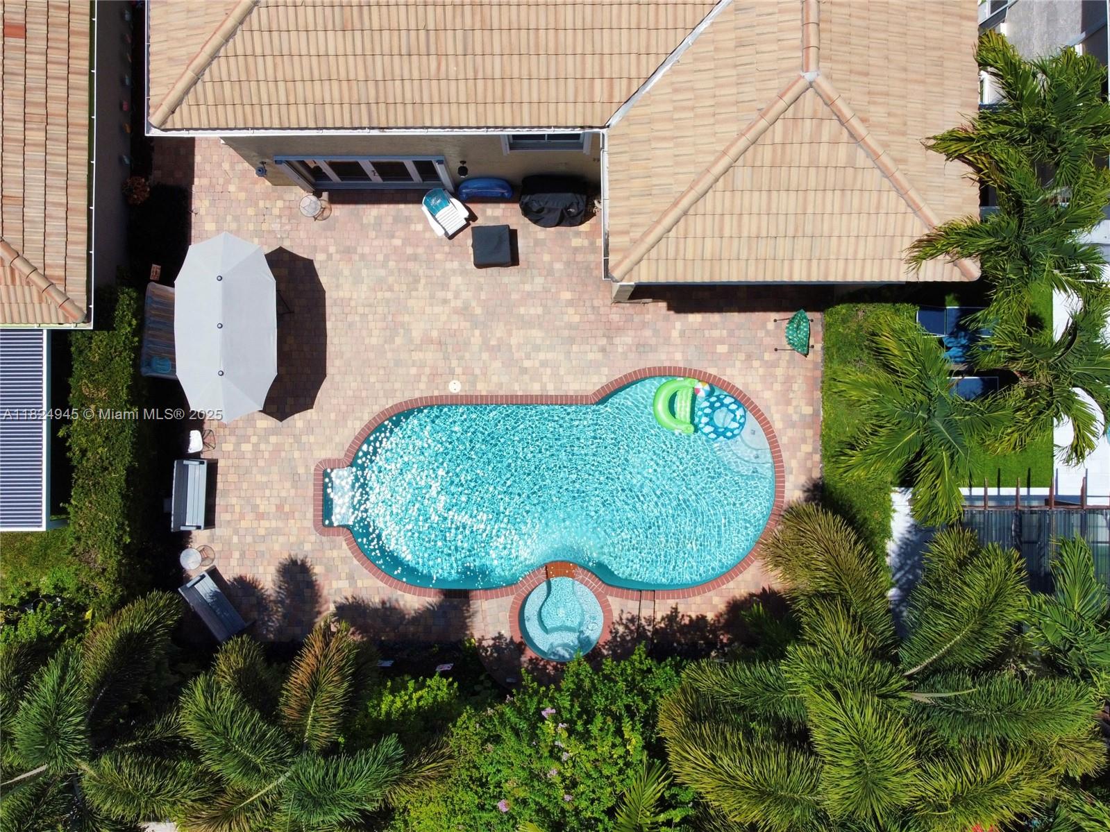 11360 NW 48th Ter, Doral, FL, 33178/$950,000 3 11360 NW 48th Ter