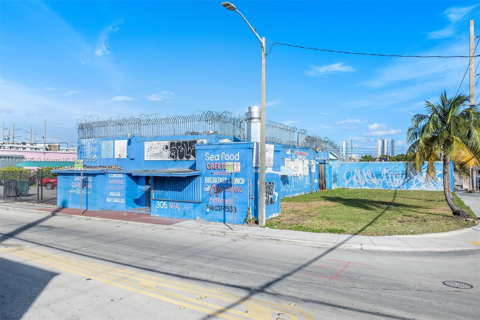 This 3,954 SF building, formerly a restaurant, features outdoor seating and ample street parking, making it ideal for food, beverage, or nightlife establishments. Located a block from the Rubell Art Gallery, Superblue Museum, Hometown BBQ, Jon & Vinny’s, and Allapattah first distillery Tropical Distillers. Situated directly across from one of the nation’s largest health districts, it benefits from a dense daytime and nighttime population.
• Restaurant infrastructure in place
•Ideal for a Restaurant, café, coffee shop, bar, club or a warehouse