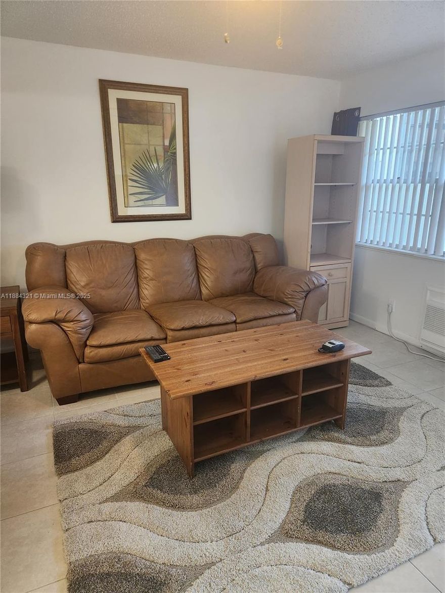 Beautiful first-floor apartment in a 55+ community, with a renovated open-plan kitchen, close to the pool and clubhouse, in a safe and peaceful location, near the beach; an excellent place to live in a top-class community.