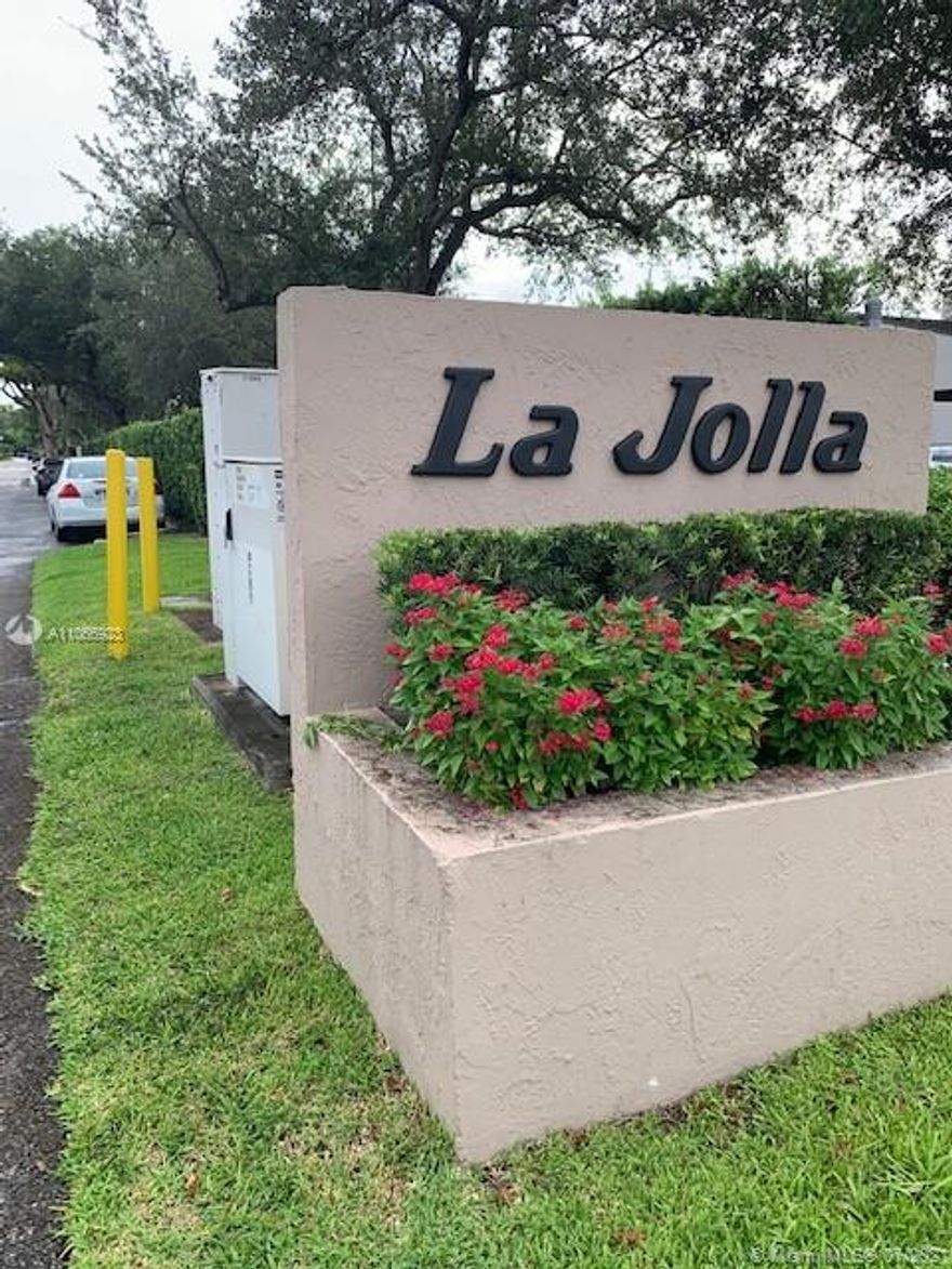 RARELY AVAILABLE ONE-STORY TOWNHOME IN LA JOLLA. NORTH FACING 2/2 CORNER UNIT, OVER 1900 S.F. EAT IN KITCHEN, LARGE FAMILY ROOM WITH SLIDING DOORS TO ENCLOSED REAR YARD. 2 PARKING SPACES IN FRONT PLUS GUEST PARKING NEARBY. COMMUNITY POOL.