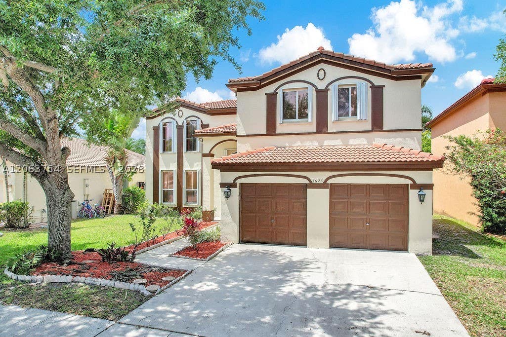 Photo of 1623 E Harmony Lake Cir, Davie, FL 33324 (MLS # A12063754)