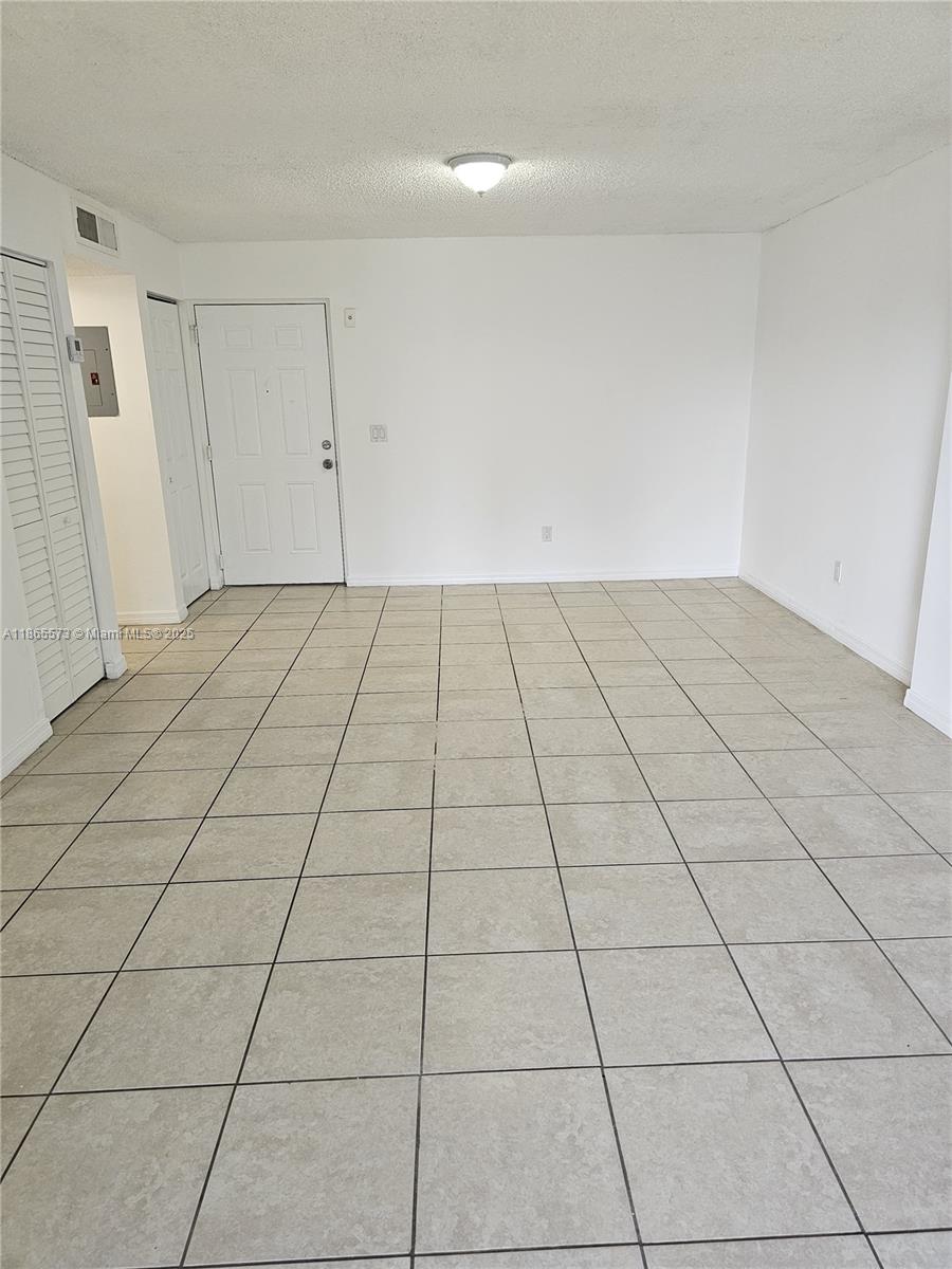 Welcome to your new home in the serene Saga Bay Gardens community! This beautifully updated 1-bedroom, 1-bathroom condo offers 760 sq ft of comfortable living space in a peaceful, gated neighborhood .Easy access to US-1 and the Florida Turnpike Minutes from Southland Mall, restaurants, and grocery stores
Fully tiled throughout Modern kitchen Spacious living and dining area
