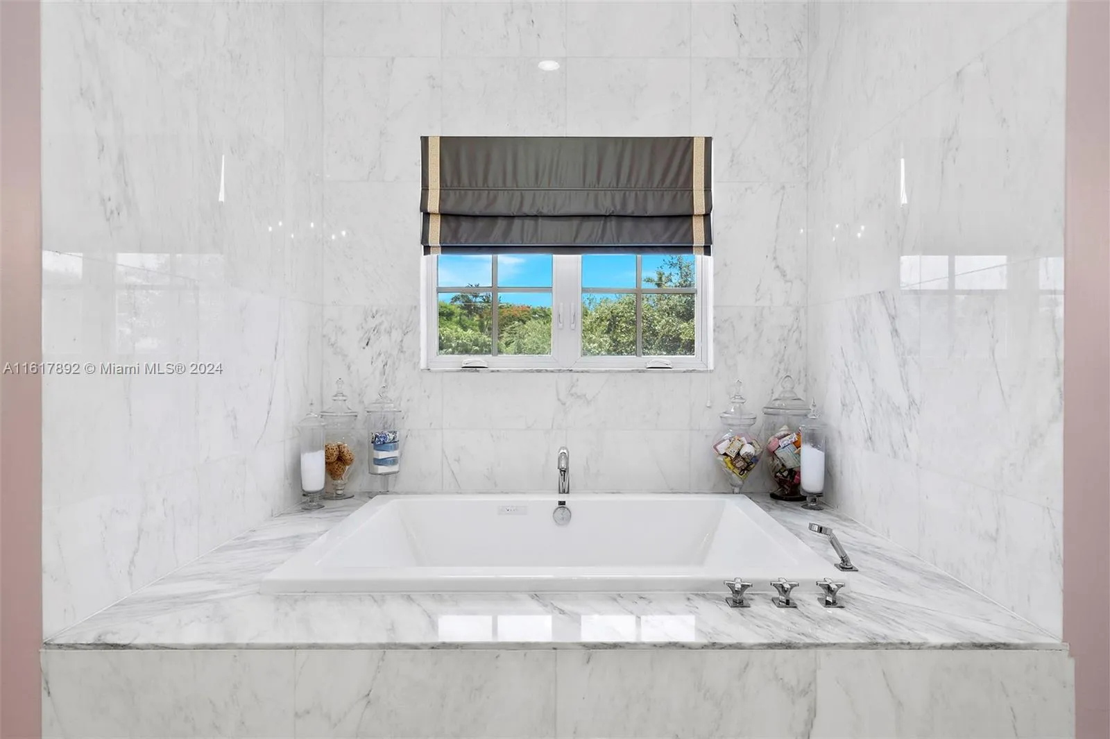 Miami, Florida 33143, United States, 8 Bedrooms Bedrooms, ,8 BathroomsBathrooms,Residential,Pending,53280