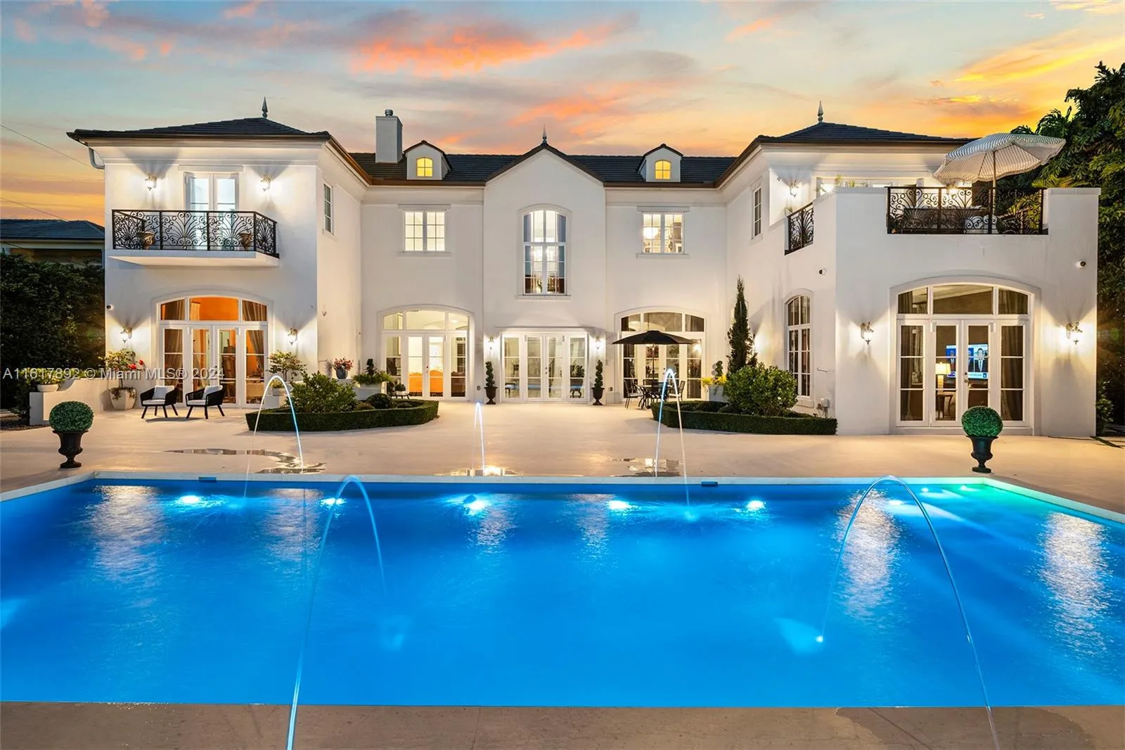 Miami, Florida 33143, United States, 8 Bedrooms Bedrooms, ,8 BathroomsBathrooms,Residential,Pending,53280