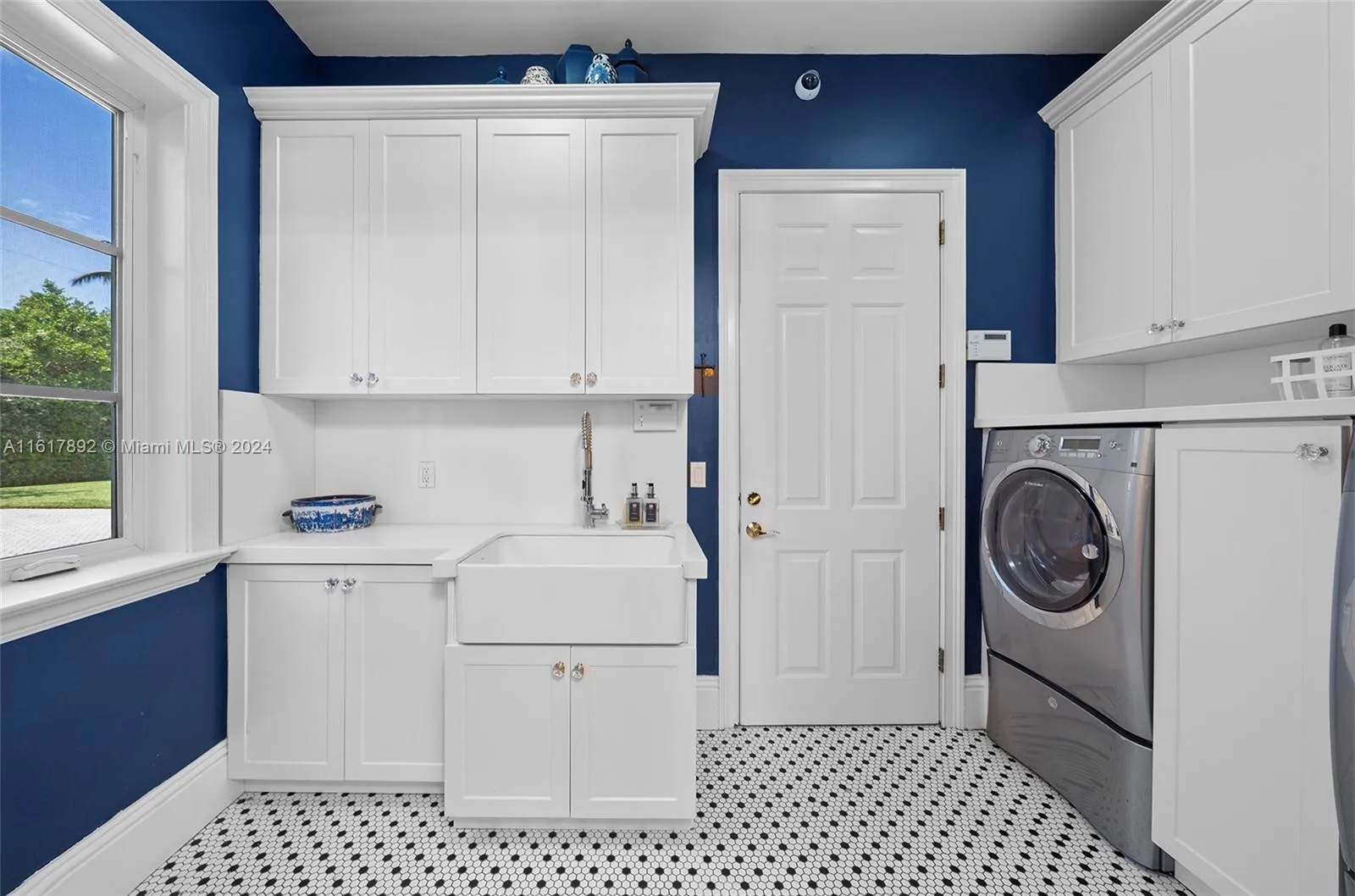 Miami, Florida 33143, United States, 8 Bedrooms Bedrooms, ,8 BathroomsBathrooms,Residential,Pending,53280