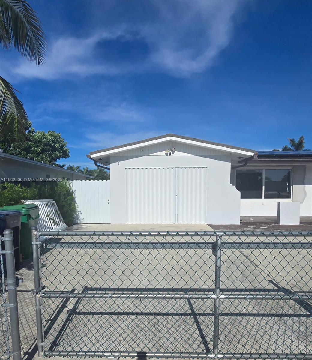 Complete remodeled Efficiency with private entrance. Water, Electricity, and Internet included. Two parking spaces. Only 1st month & one month's security deposit to move in. Conveniently located near the Turnpike.