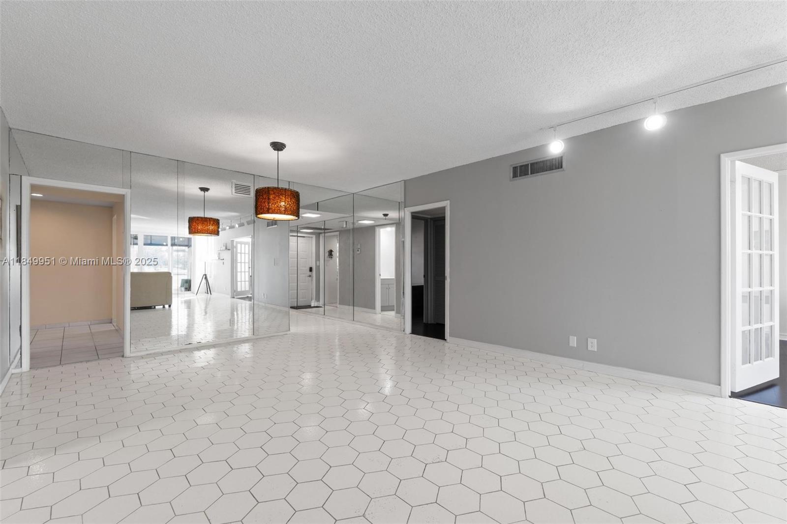 3970 Oaks Clubhouse Dr 104
