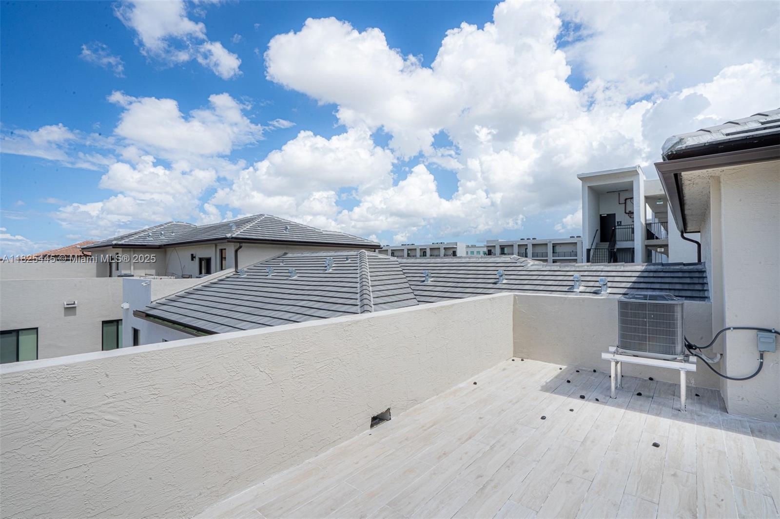 DOWNTOWN DORAL SOUTH PHAS - Residential