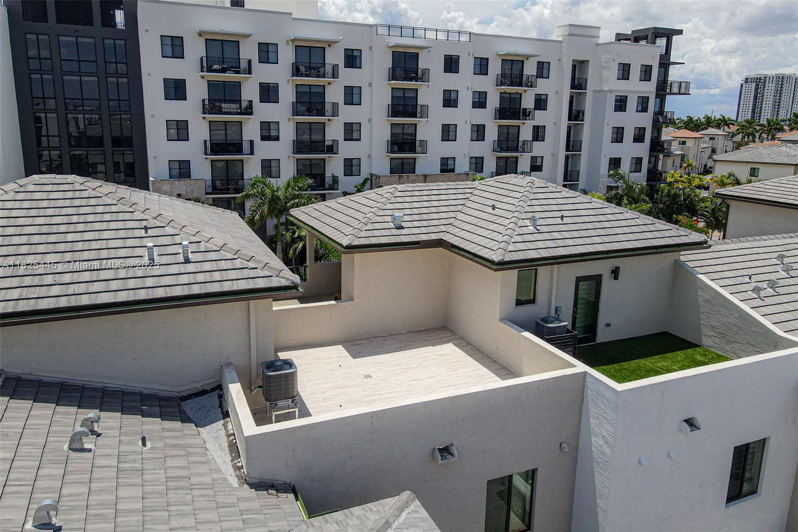 DOWNTOWN DORAL SOUTH PHAS - Residential