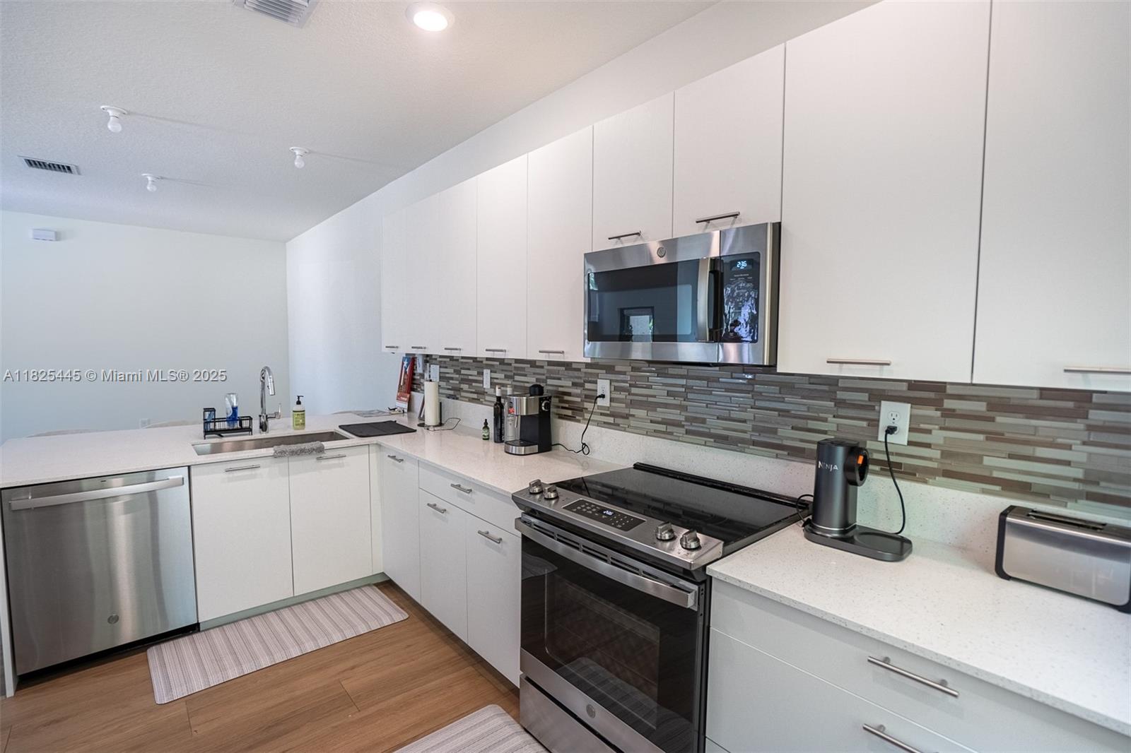 DOWNTOWN DORAL SOUTH PHAS - Residential