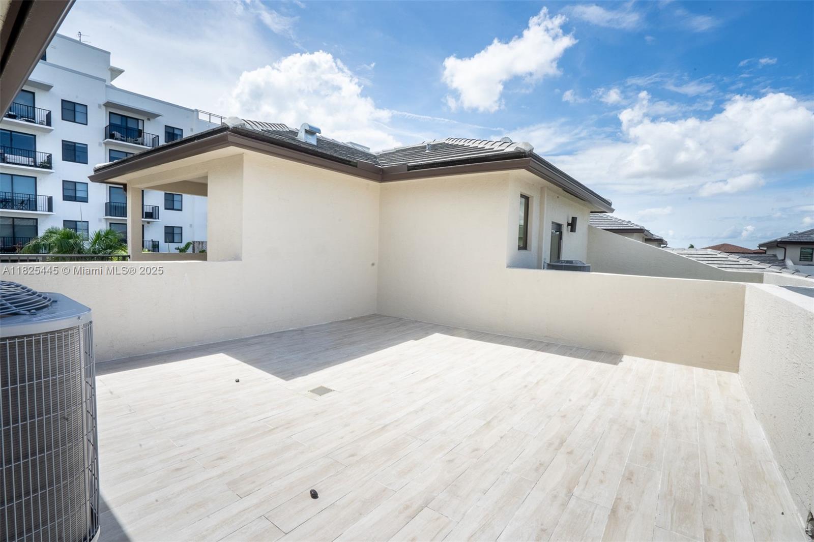 DOWNTOWN DORAL SOUTH PHAS - Residential