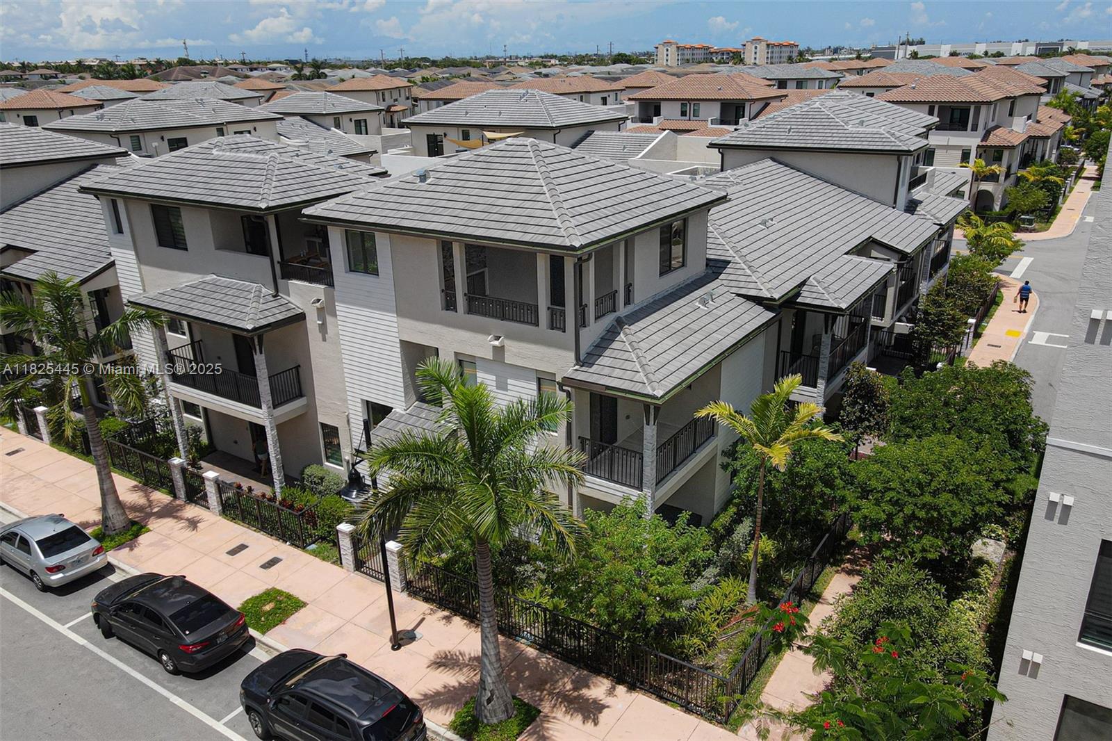 DOWNTOWN DORAL SOUTH PHAS - Residential