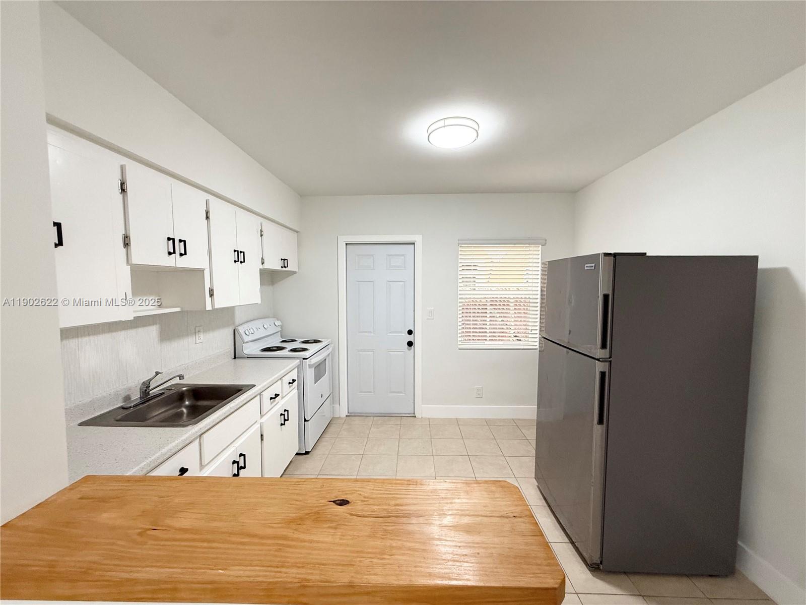 HOLLYWOOD LITTLE RANCHES - Residential Lease