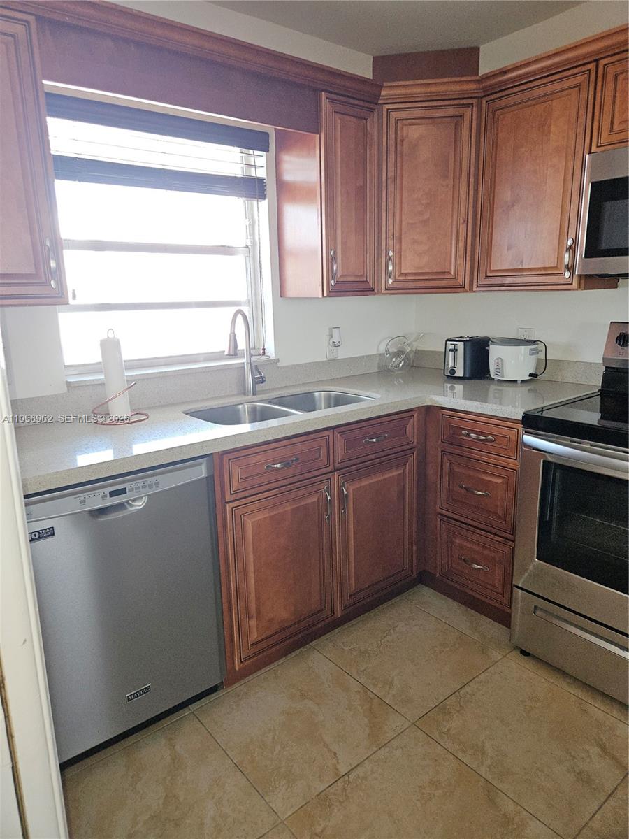 LIVE OAK CONDO ELEVEN - Residential Lease