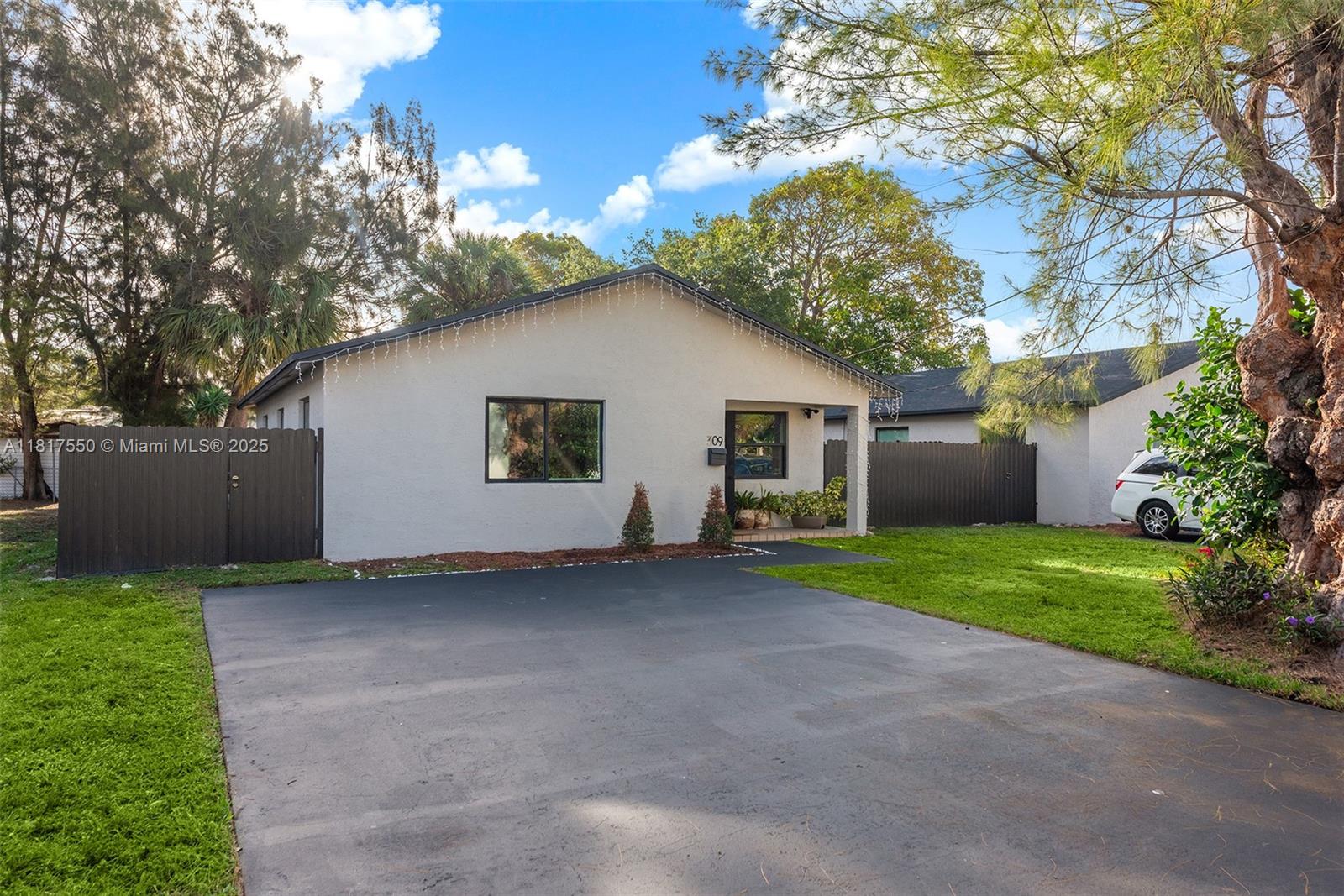 309 Se 3rd Ave, Hallandale Beach, Broward County, Florida - 3 Bedrooms  
2 Bathrooms - 