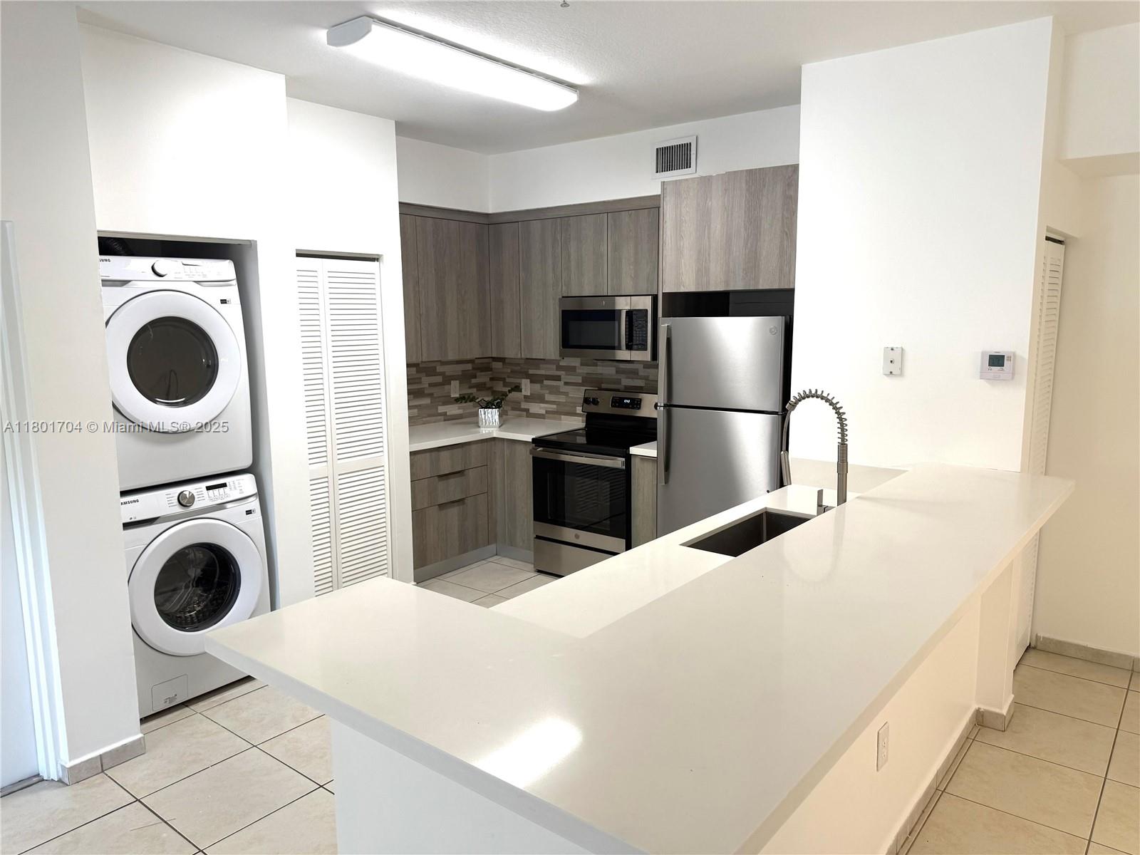 7340 Nw 114th Ave 207, Doral, Miami-Dade County, Florida - 3 Bedrooms  
2 Bathrooms - 