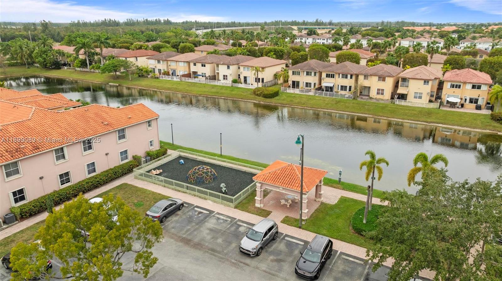 THE COURTS AT DORAL ISLES - Residential