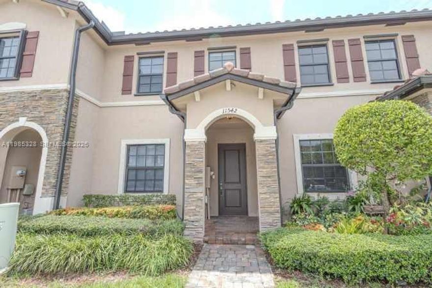 Beautiful 2/2.5 Villa in a Gated Community. Located in one of the most exclusive gated communities in the area. It
features stainless steel appliances, a paved backyard, ceramic tile floors on the ground floor, and carpet on the
upper floor, a half bathroom downstairs, and a washer/dryer inside the unit. Prime location, close to schools,
shopping centers, and the Turnpike. The community offers resort-style amenities, including a clubhouse, children's
playground, fully equipped gym, and swimming pool. Requirements: First month plus two security deposits, police
report, identification, and the last three bank statements. Note: The association requires a refundable deposit of
500 dollars. For property visits, it will be available starting April 15th, every day from 5:00 p.m.