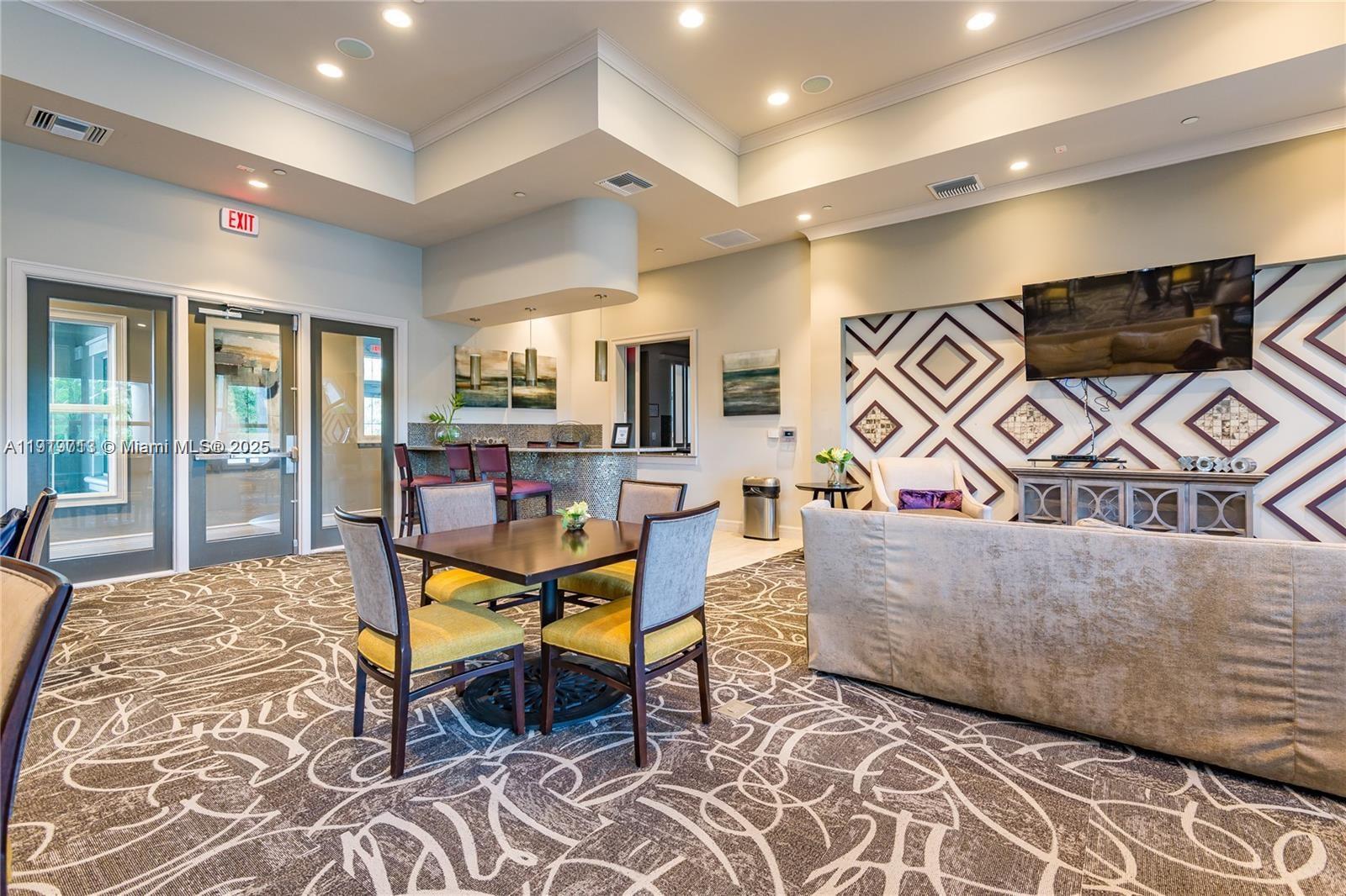 HILLCREST COUNTRY CLUB SO - Residential Lease