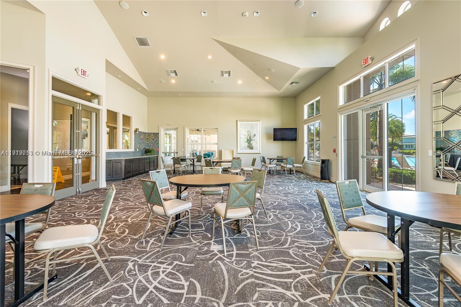 HILLCREST COUNTRY CLUB SO - Residential Lease