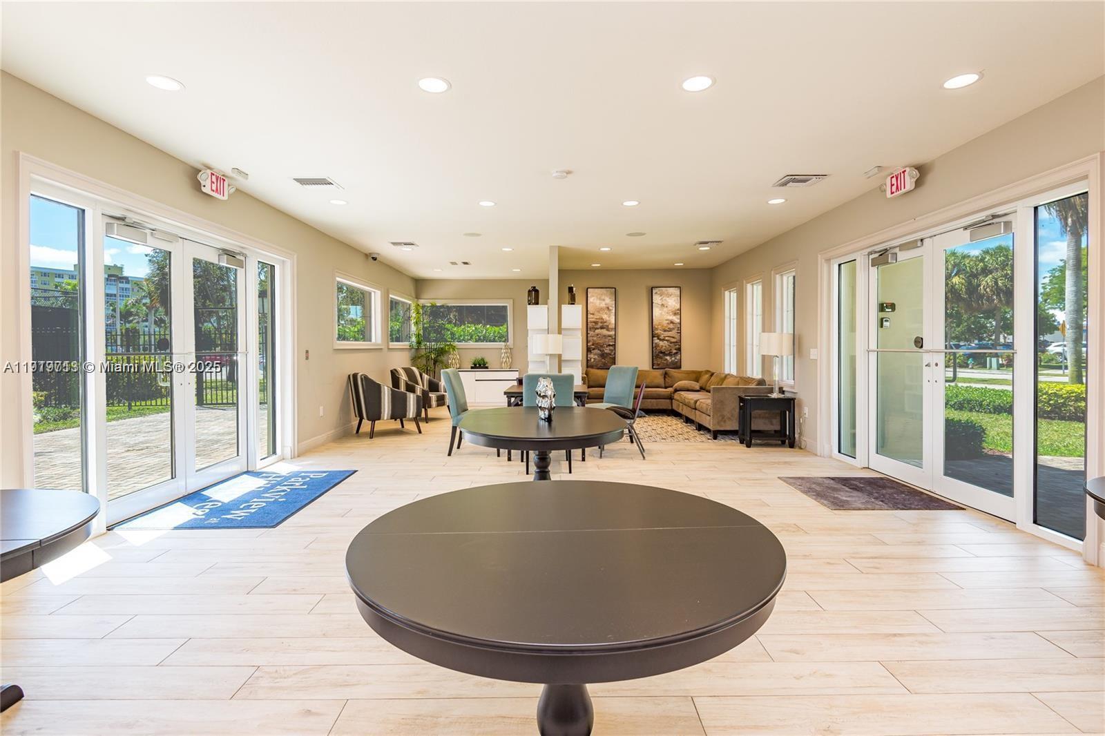 HILLCREST COUNTRY CLUB SO - Residential Lease