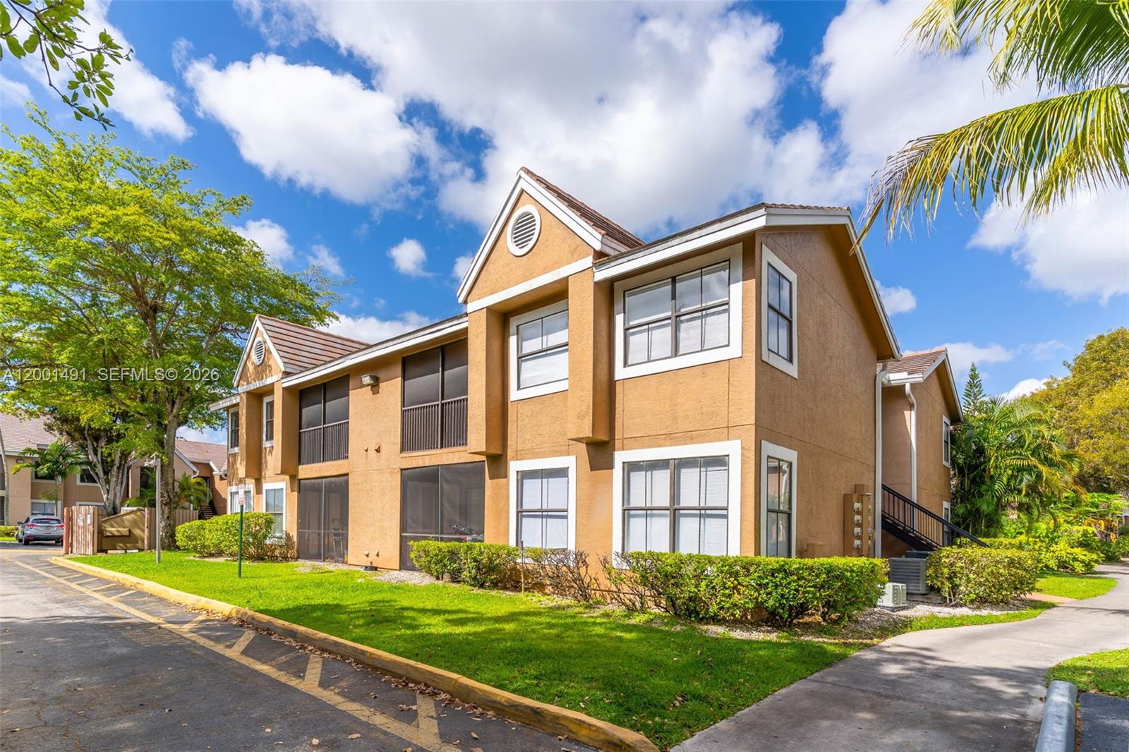 VISTA LAGO AT THE HAMMOCK - Residential