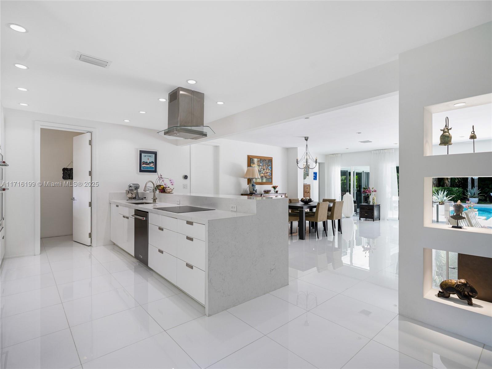 COCONUT GROVE MANOR - Residential