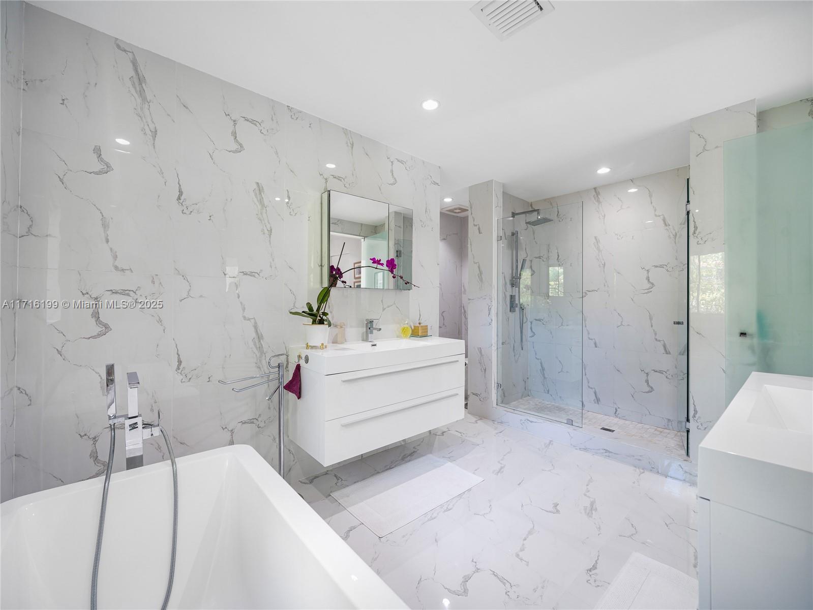 COCONUT GROVE MANOR - Residential