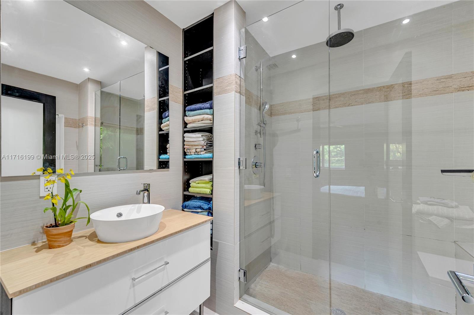 COCONUT GROVE MANOR - Residential