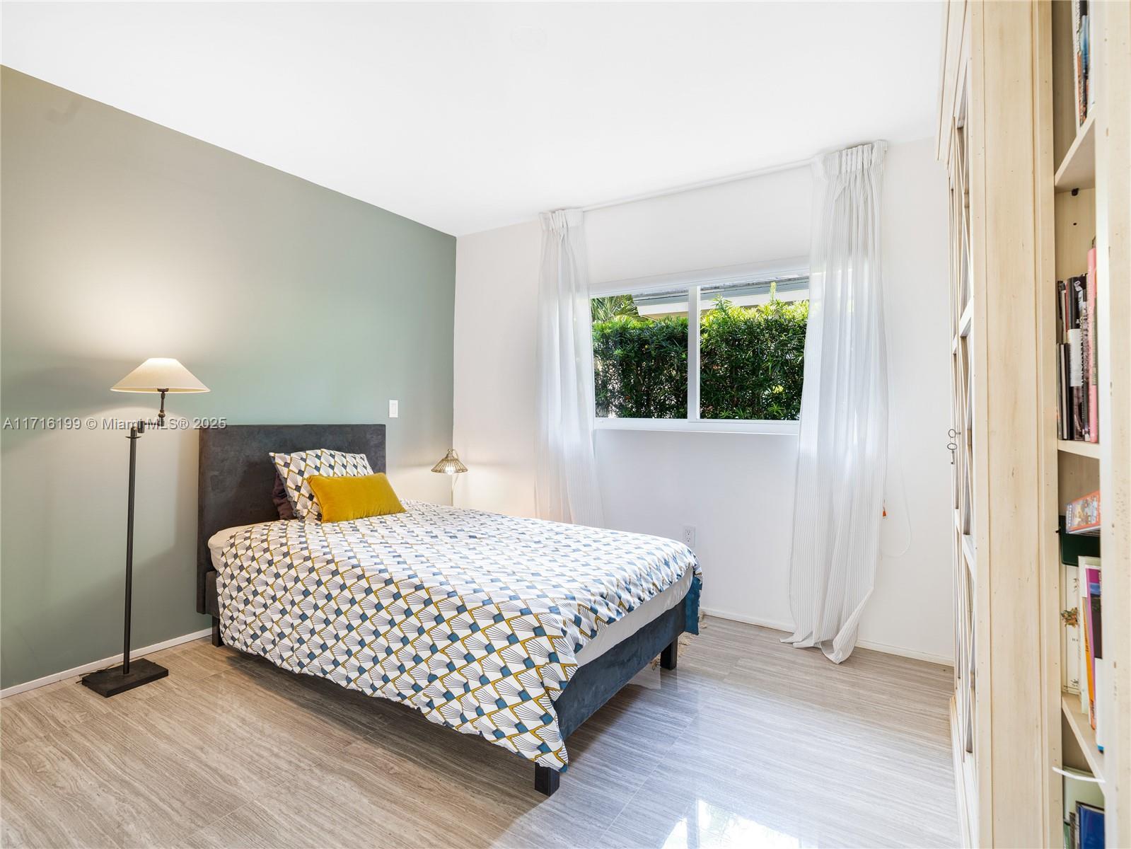 COCONUT GROVE MANOR - Residential