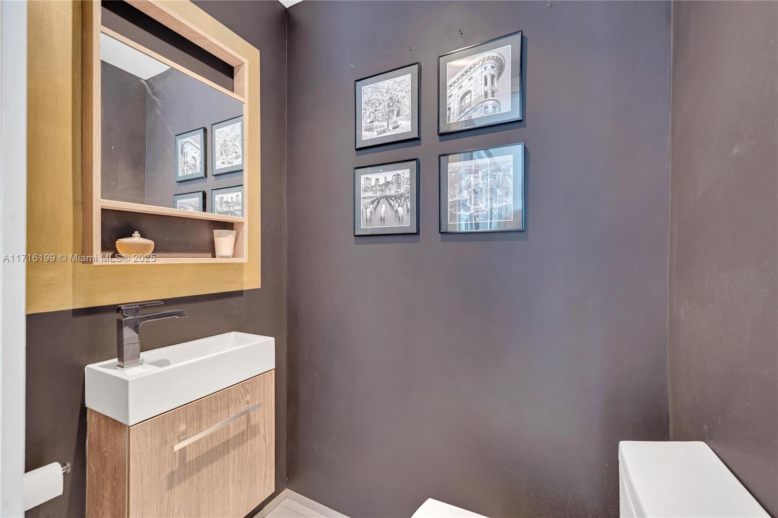 COCONUT GROVE MANOR - Residential