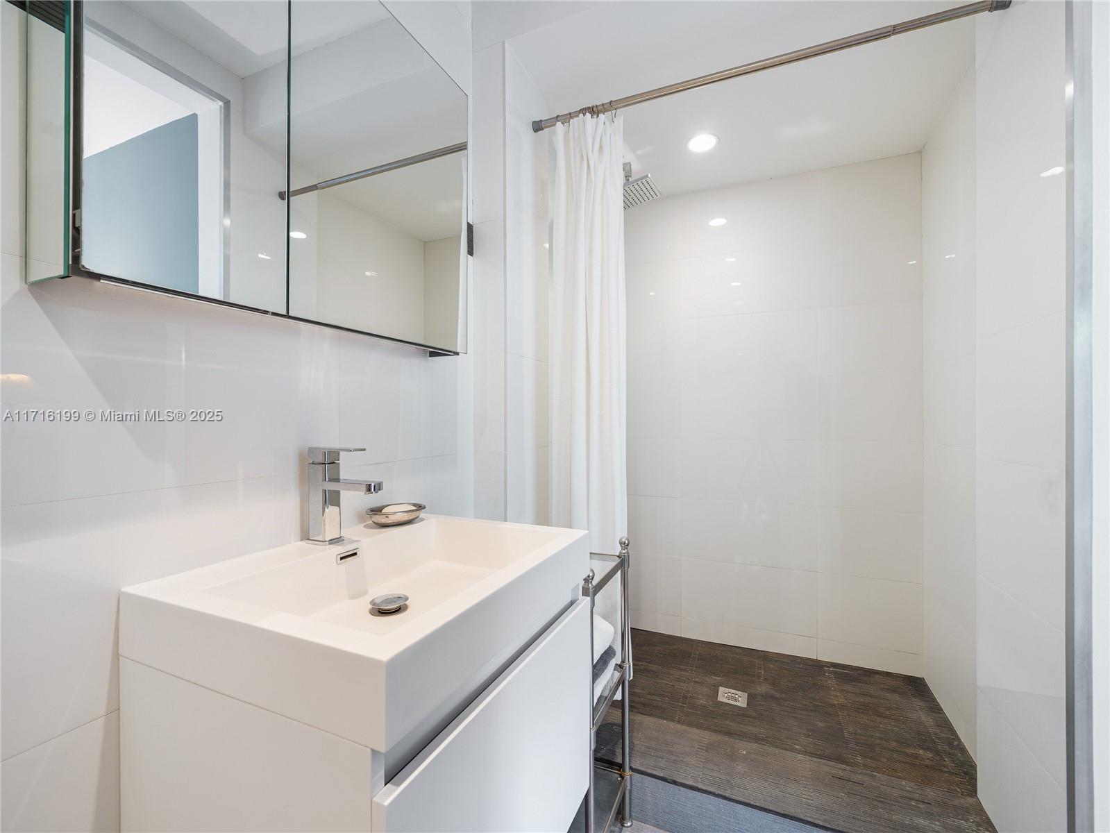 COCONUT GROVE MANOR - Residential