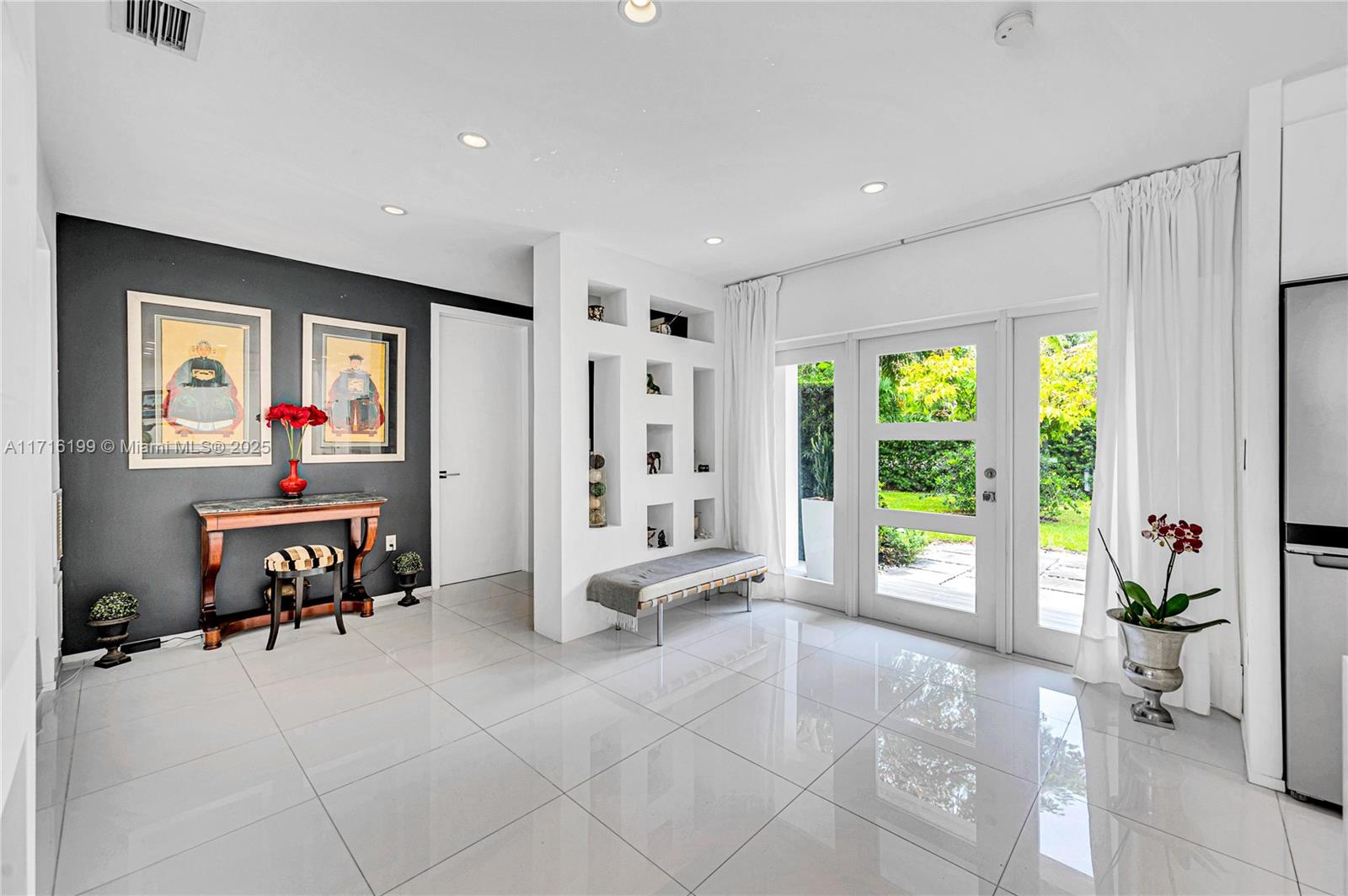 COCONUT GROVE MANOR - Residential