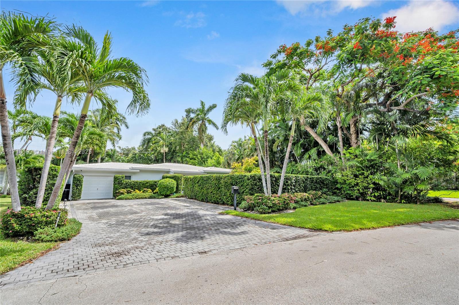 COCONUT GROVE MANOR - Residential